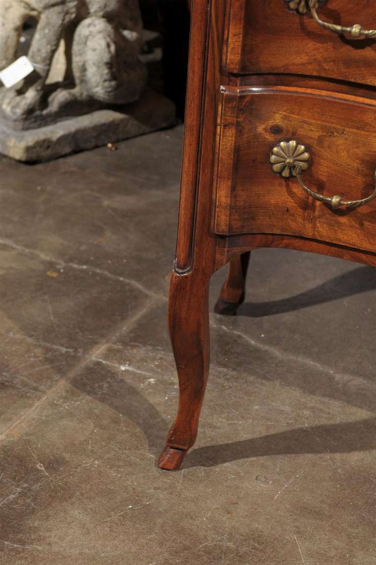 French 1840s Serpentine Two-Drawer Commode with Cabriole Legs and Carved Skirt 1