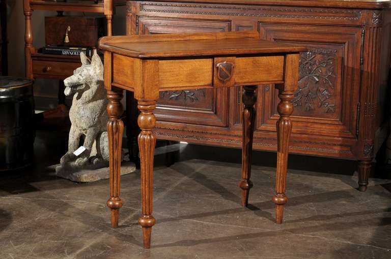 English 1880s Oak Console Table with Single Drawer, Shield Motif and Reeded Legs In Good Condition In Atlanta, GA