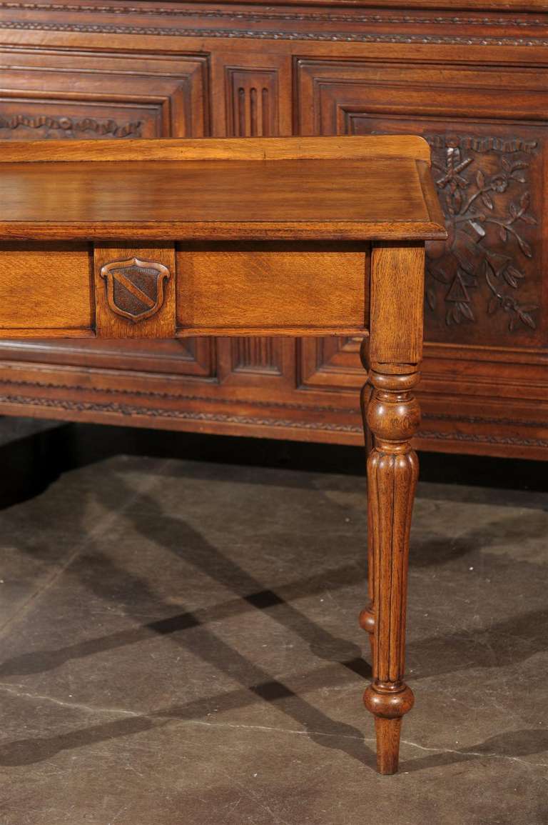 English 1880s Oak Console Table with Single Drawer, Shield Motif and Reeded Legs 2