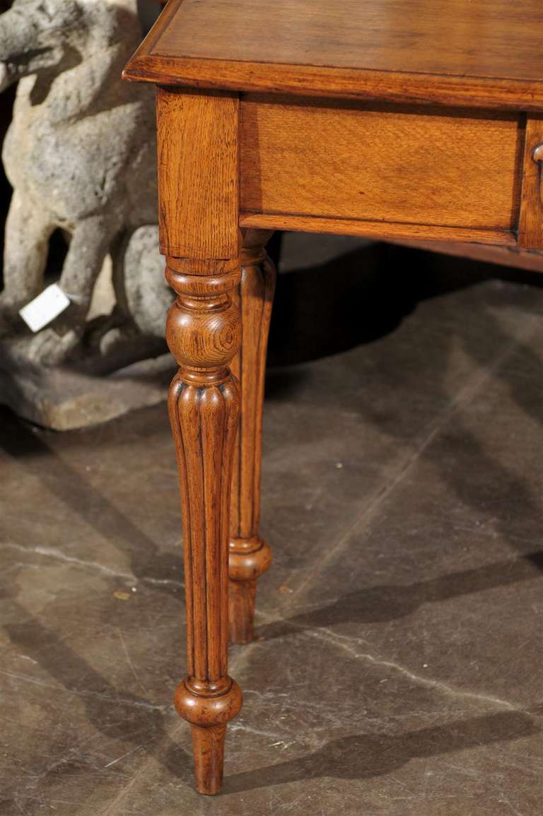 English 1880s Oak Console Table with Single Drawer, Shield Motif and Reeded Legs 5