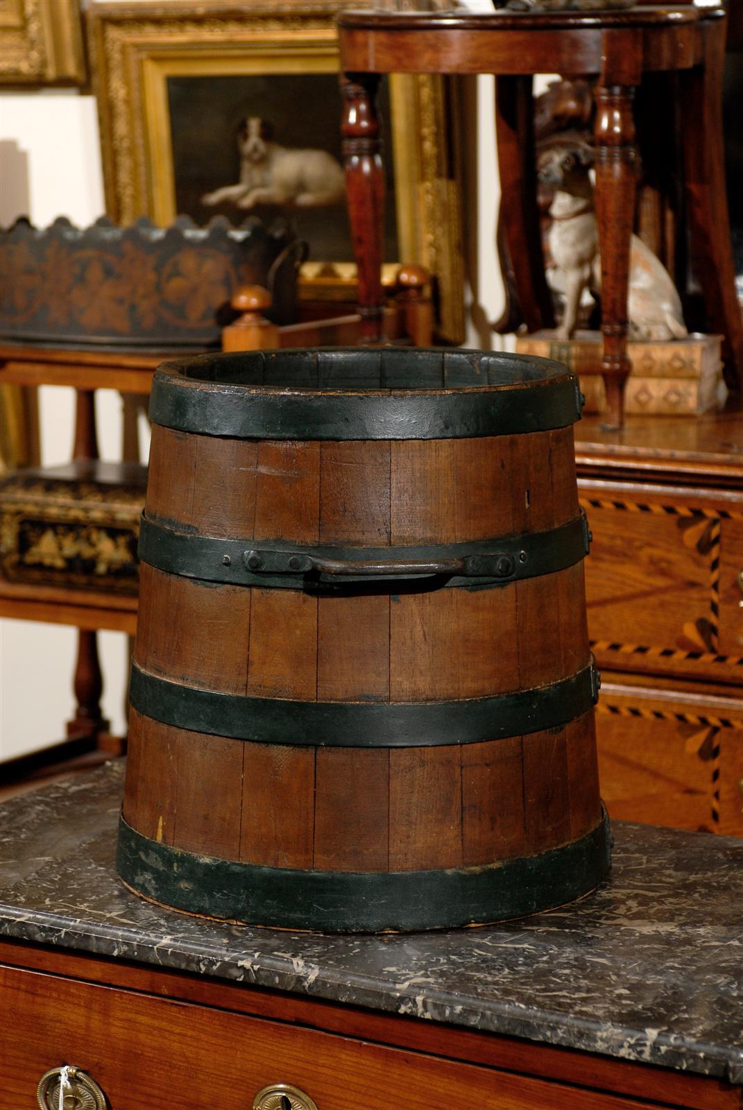Seau décoratif anglais en bois et en fer de la fin du 19ème siècle en vente 1