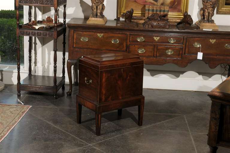 1820s English George III Mahogany Cellarette-on-Stand with Flat Top In Good Condition In Atlanta, GA
