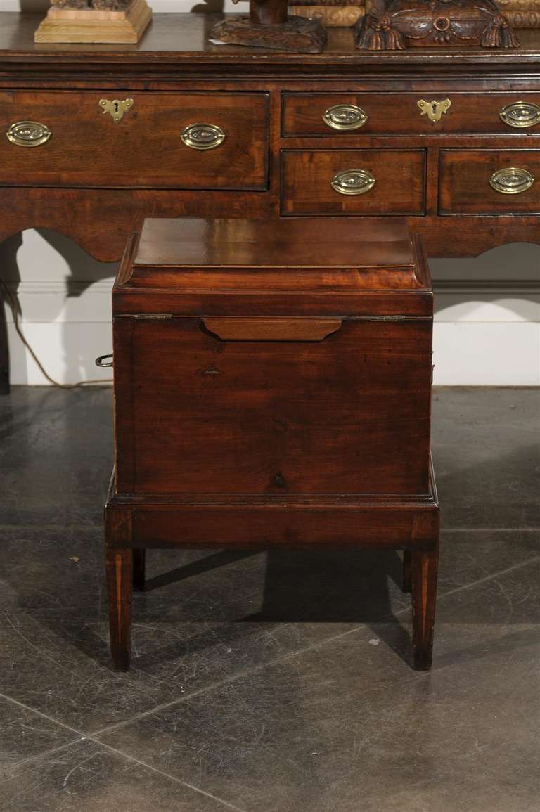 Wood 1820s English George III Mahogany Cellarette-on-Stand with Flat Top