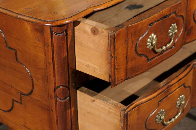 French Two-Drawer Commode with Serpentine Front from the Early 19th Century 5