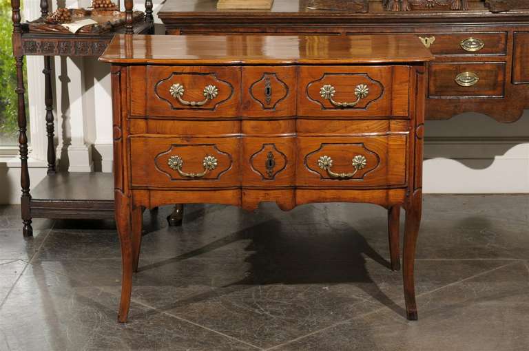 French Two-Drawer Commode with Serpentine Front from the Early 19th Century In Good Condition In Atlanta, GA