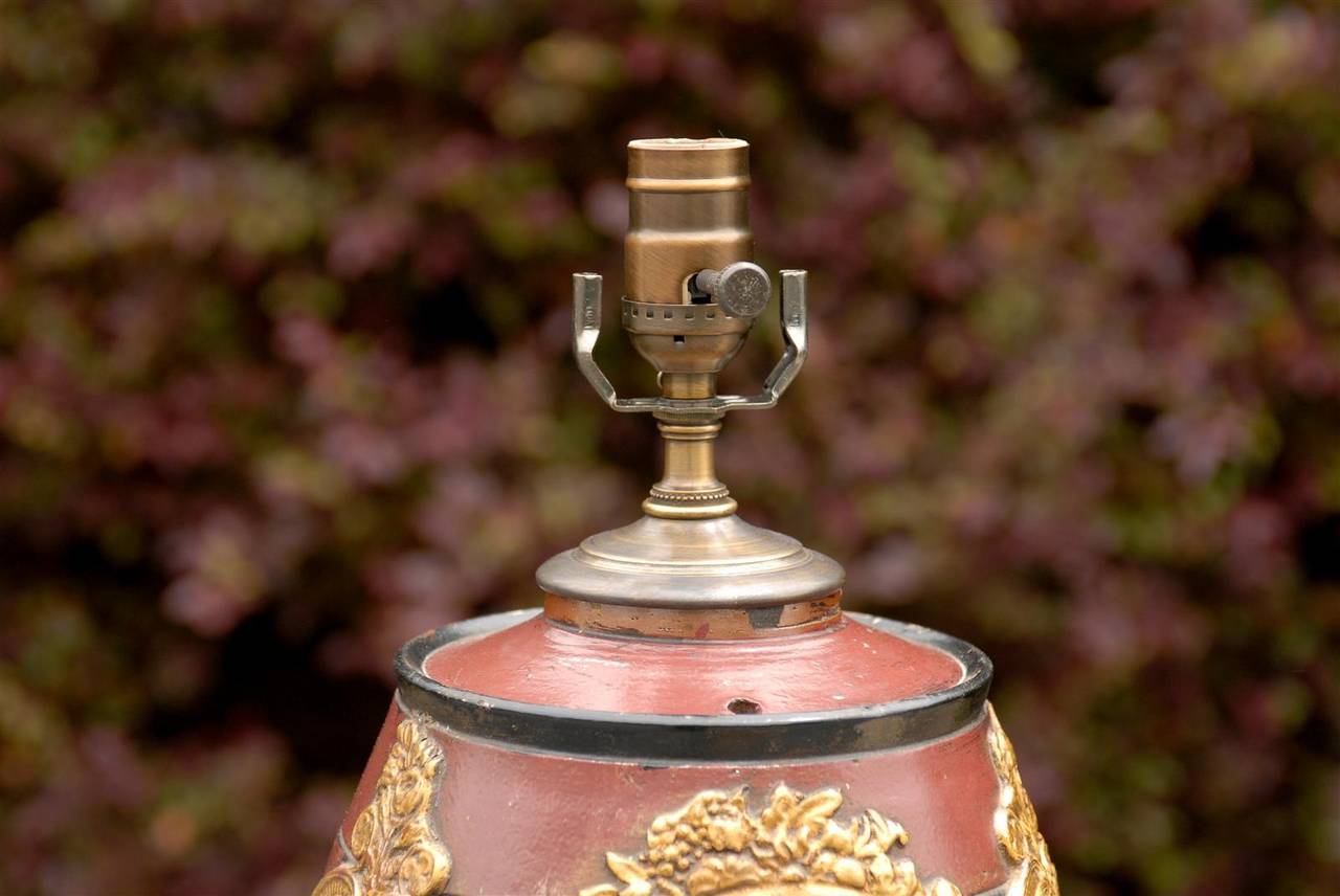 English 19th Century Red Spirit Barrel with Gilt Motifs Made into a Table Lamp For Sale 1