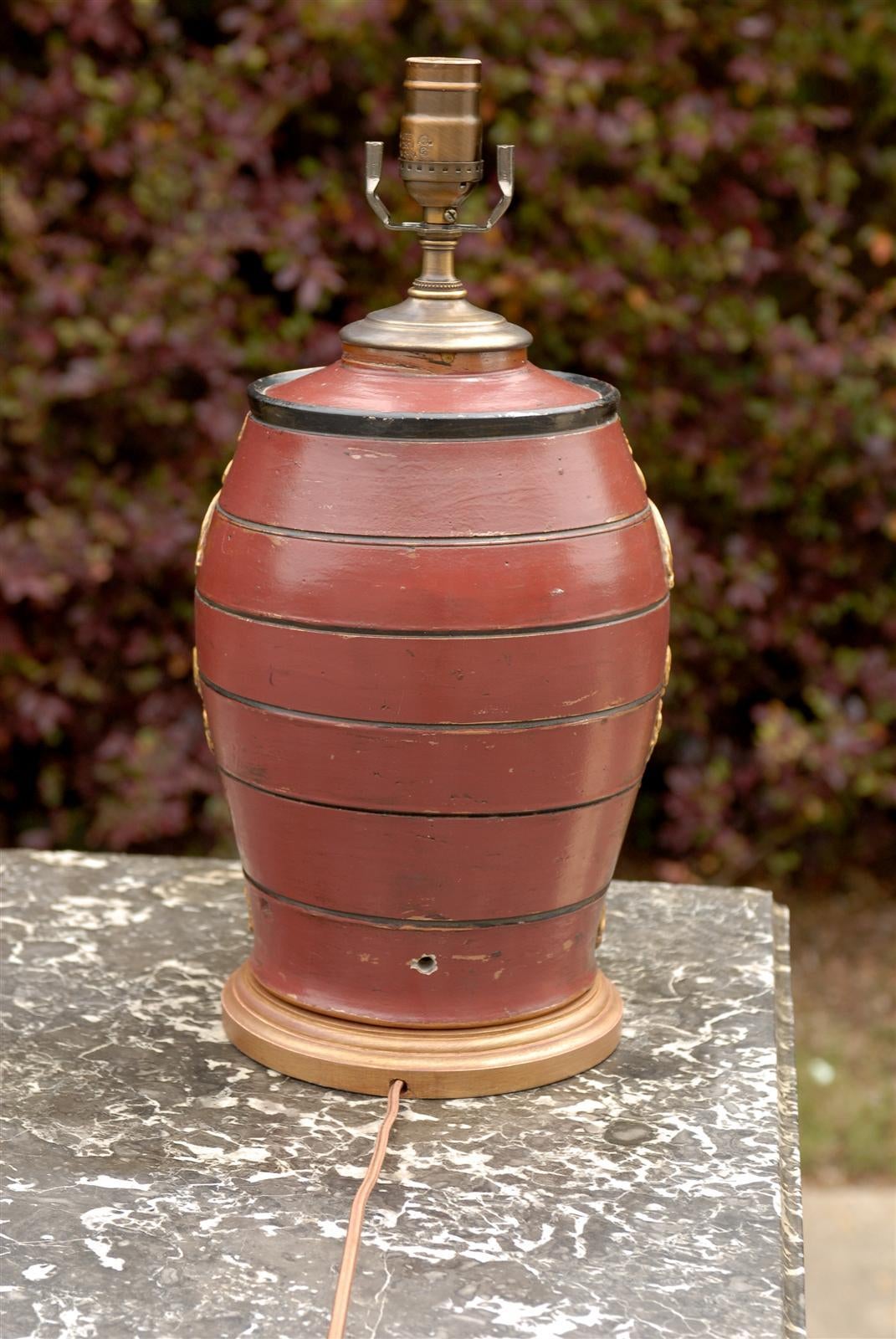 English 19th Century Red Spirit Barrel with Gilt Motifs Made into a Table Lamp For Sale 2