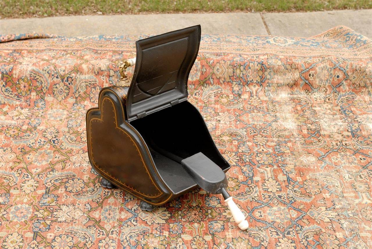 19th Century English Coal Scuttle with Sporting Dog Head Painting on Painted Tole circa 1880