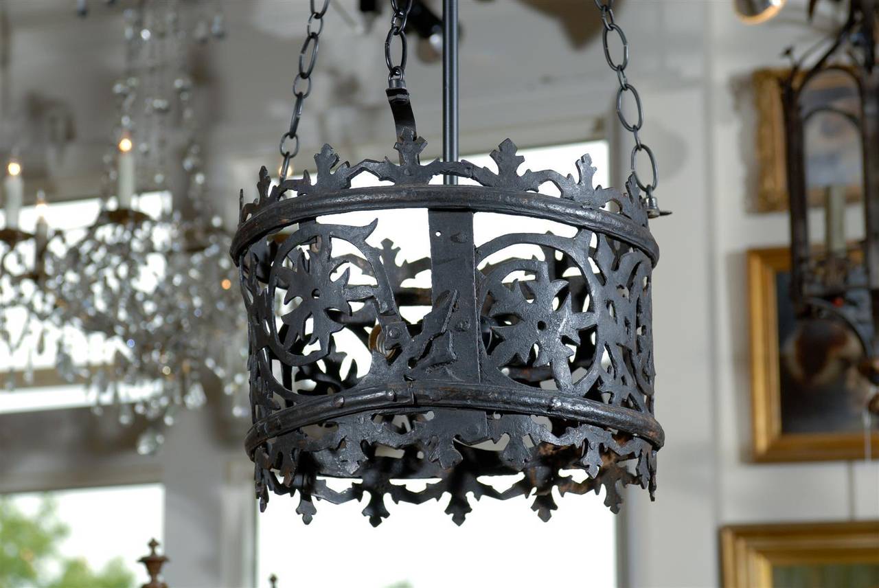 Italian Vintage Round Wrought Iron Chandelier with Frosted Glass 3