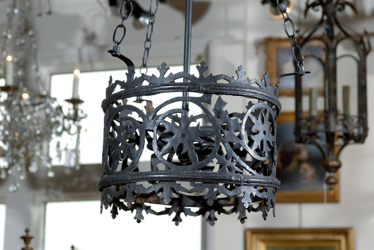 Italian Vintage Round Wrought Iron Chandelier with Frosted Glass 2