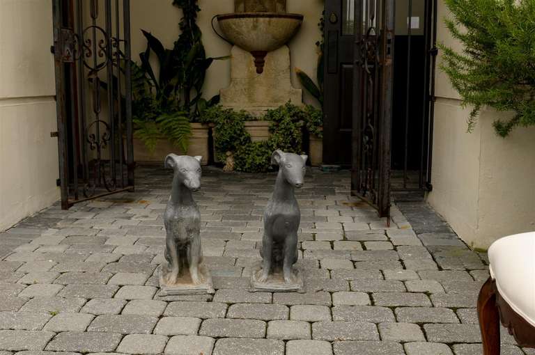 Art déco Paire de sculptures de chiens lévriers en plomb des années 1930, assis sur des coussins en vente