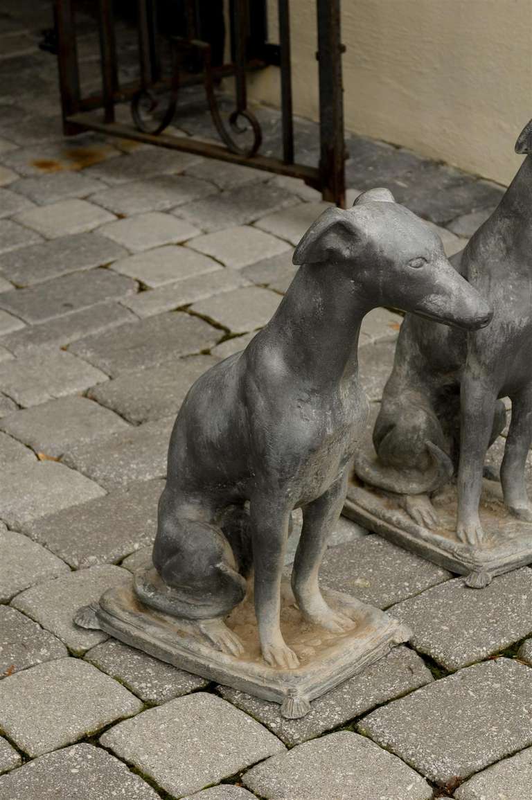 Paire de sculptures de chiens lévriers en plomb des années 1930, assis sur des coussins en vente 3