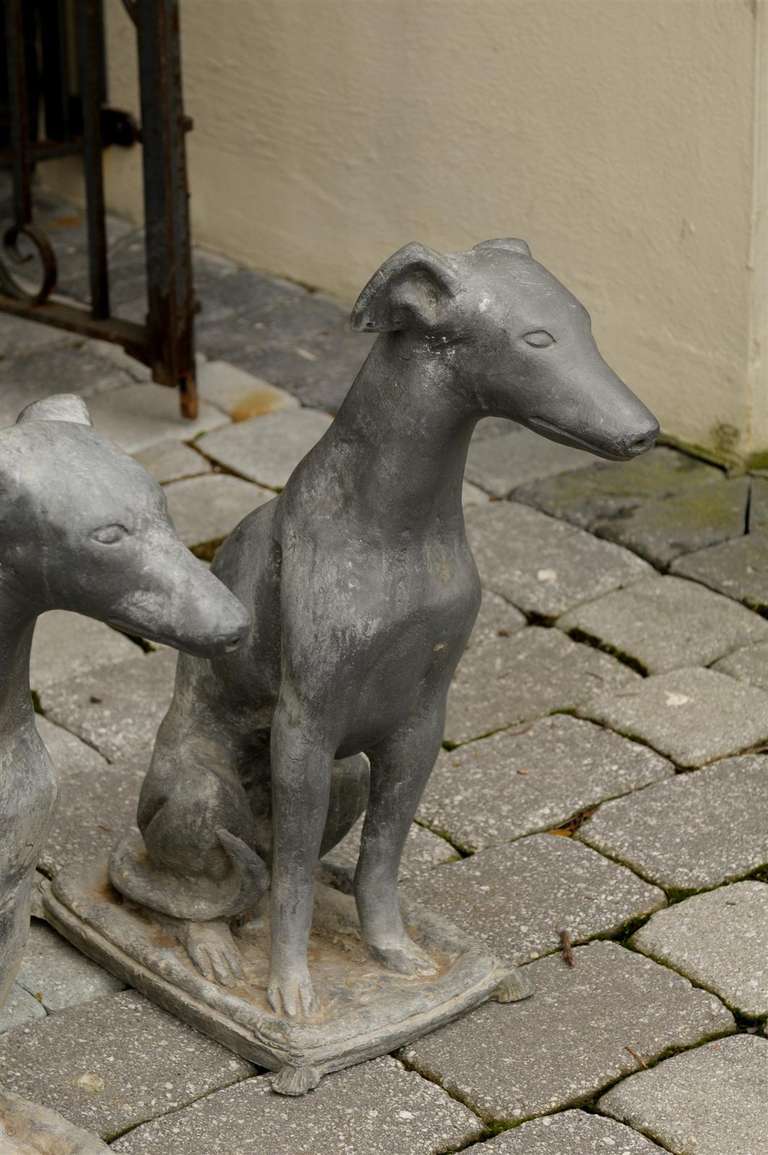 Américain Paire de sculptures de chiens lévriers en plomb des années 1930, assis sur des coussins en vente