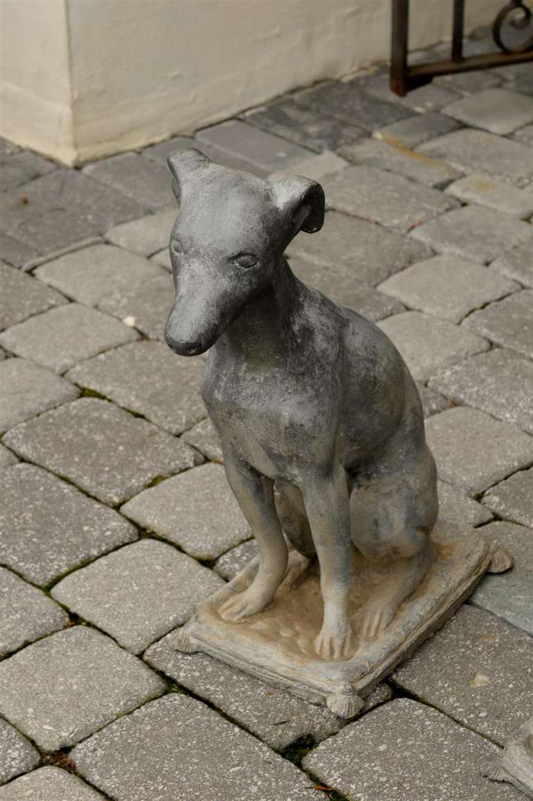 Paire de sculptures de chiens lévriers en plomb des années 1930, assis sur des coussins Bon état - En vente à Atlanta, GA