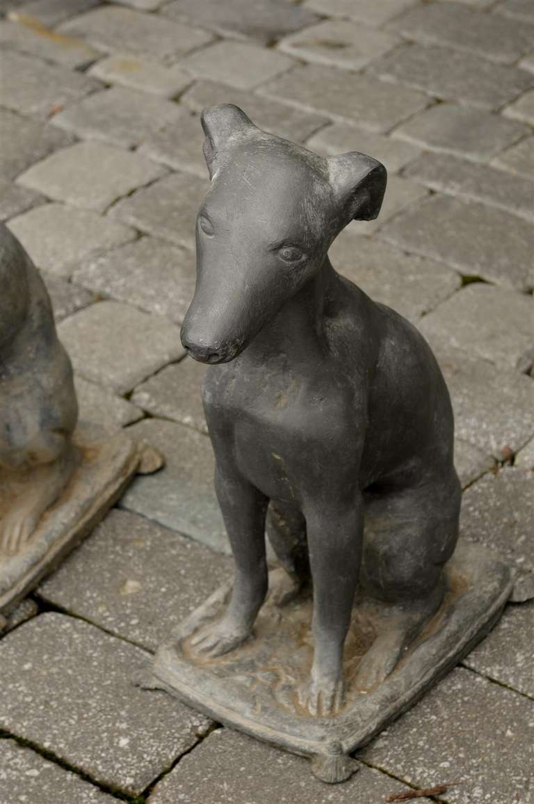 20ième siècle Paire de sculptures de chiens lévriers en plomb des années 1930, assis sur des coussins en vente