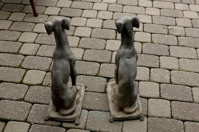 Paire de sculptures de chiens lévriers en plomb des années 1930, assis sur des coussins en vente 1
