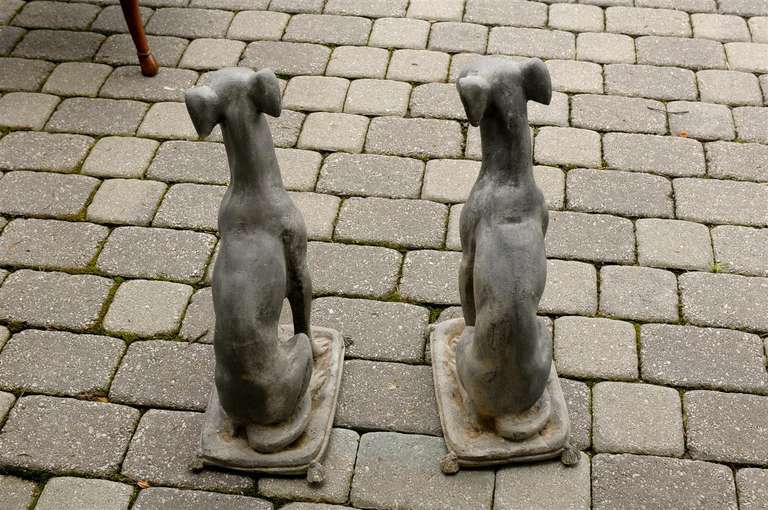 Paire de sculptures de chiens lévriers en plomb des années 1930, assis sur des coussins en vente 2