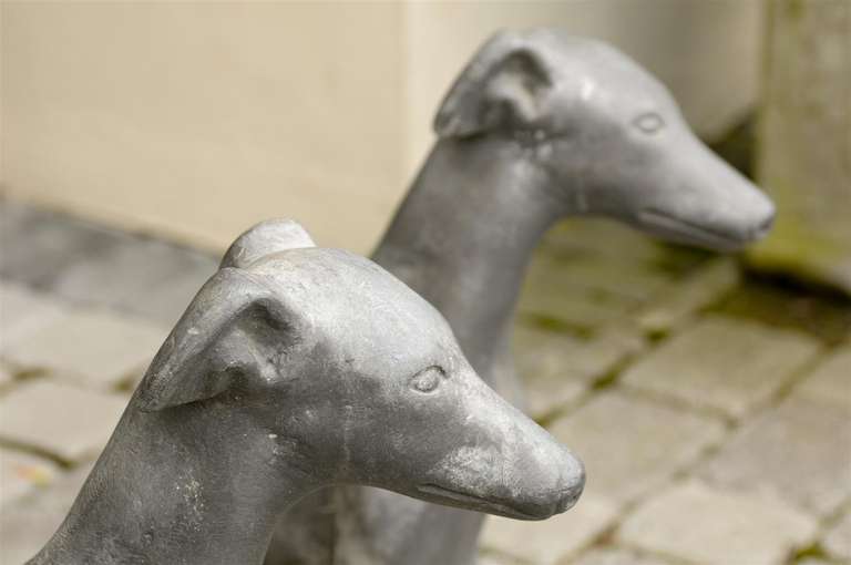 Plomb Paire de sculptures de chiens lévriers en plomb des années 1930, assis sur des coussins en vente