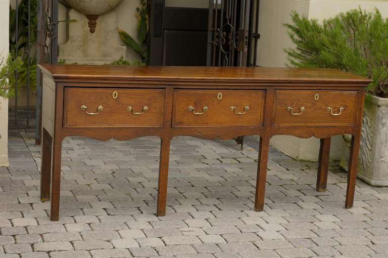 English Early 19th Century Wooden Sideboard with Scalloped Apron Three Drawers 3