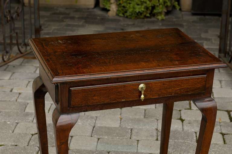 Table d'appoint à un tiroir en chêne anglais du milieu du XIXe siècle sur pieds cabrioles en vente 3