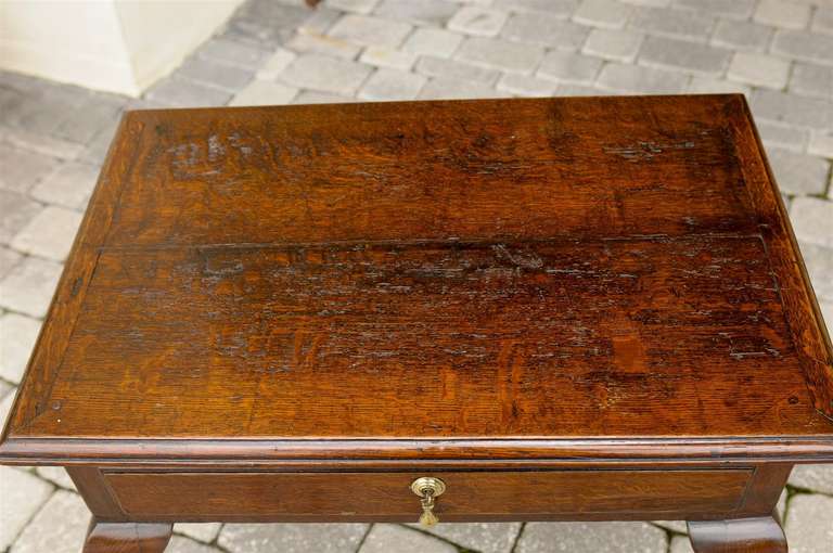 Table d'appoint à un tiroir en chêne anglais du milieu du XIXe siècle sur pieds cabrioles en vente 5