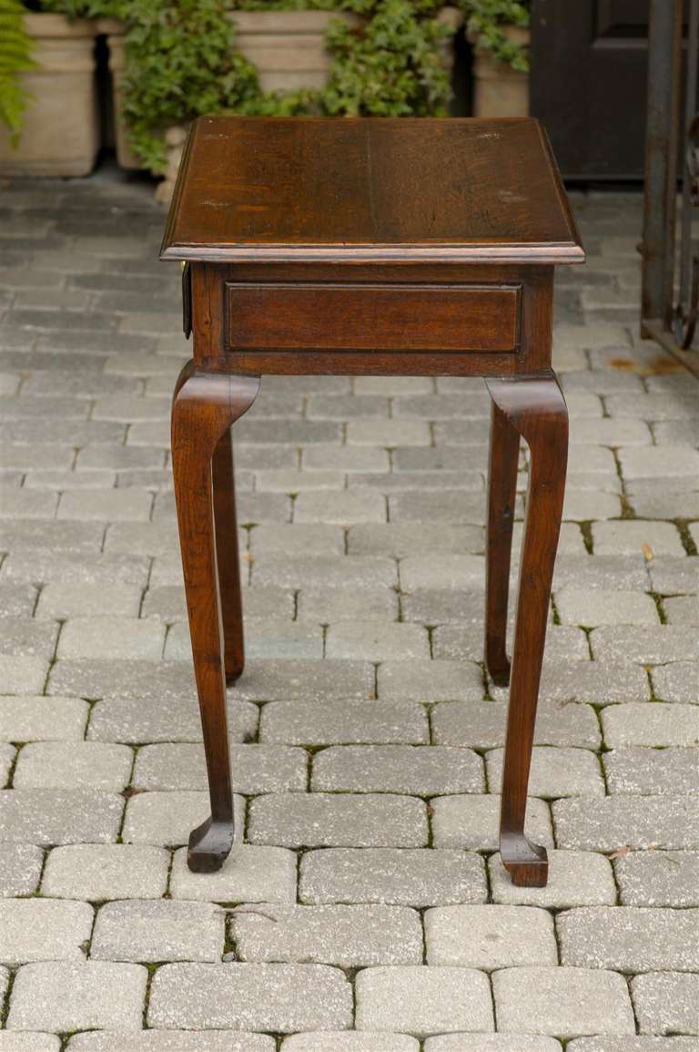Bois Table d'appoint à un tiroir en chêne anglais du milieu du XIXe siècle sur pieds cabrioles en vente