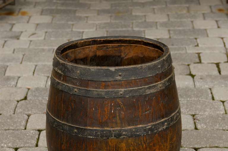 Rustic English Wooden Barrel with Metal Straps from the Late 19th Century In Good Condition For Sale In Atlanta, GA