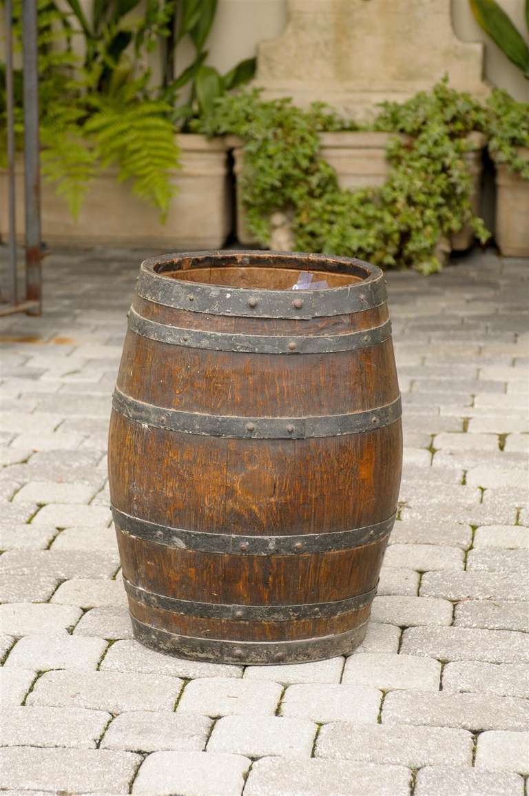 Rustic English Wooden Barrel with Metal Straps from the Late 19th Century For Sale 3