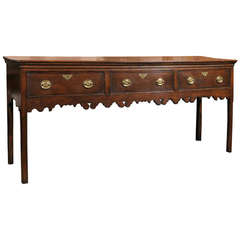 English 1790s George III Oak Dresser Base with Three Drawers and Scalloped Apron
