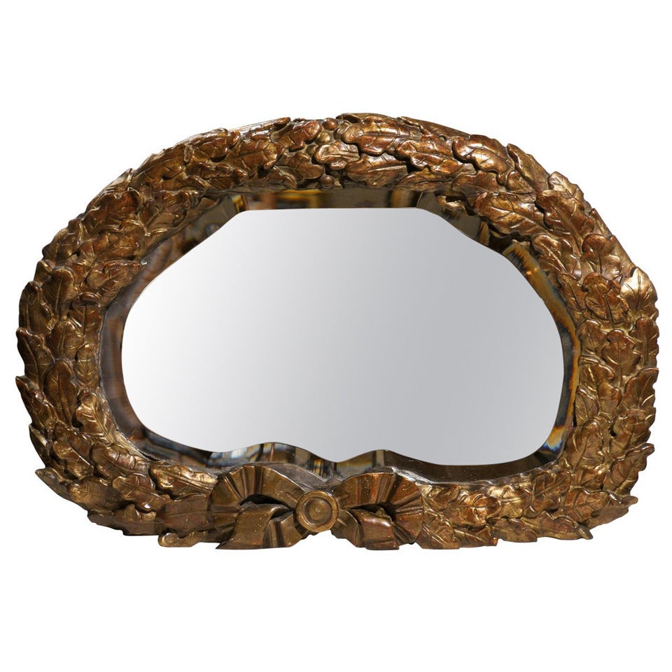 Miroir ovale italien du 19ème siècle en forme de couronne de feuilles de chêne sculpté et doré à niveaux en ruban