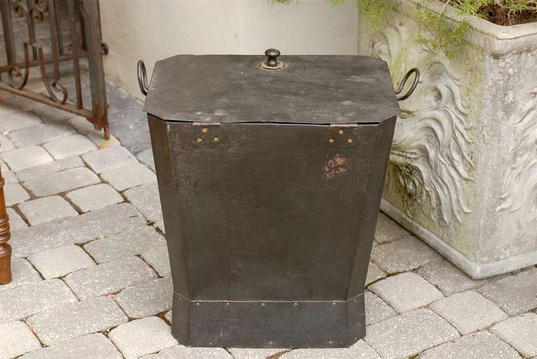 Tole Coal Hod In Excellent Condition In Atlanta, GA