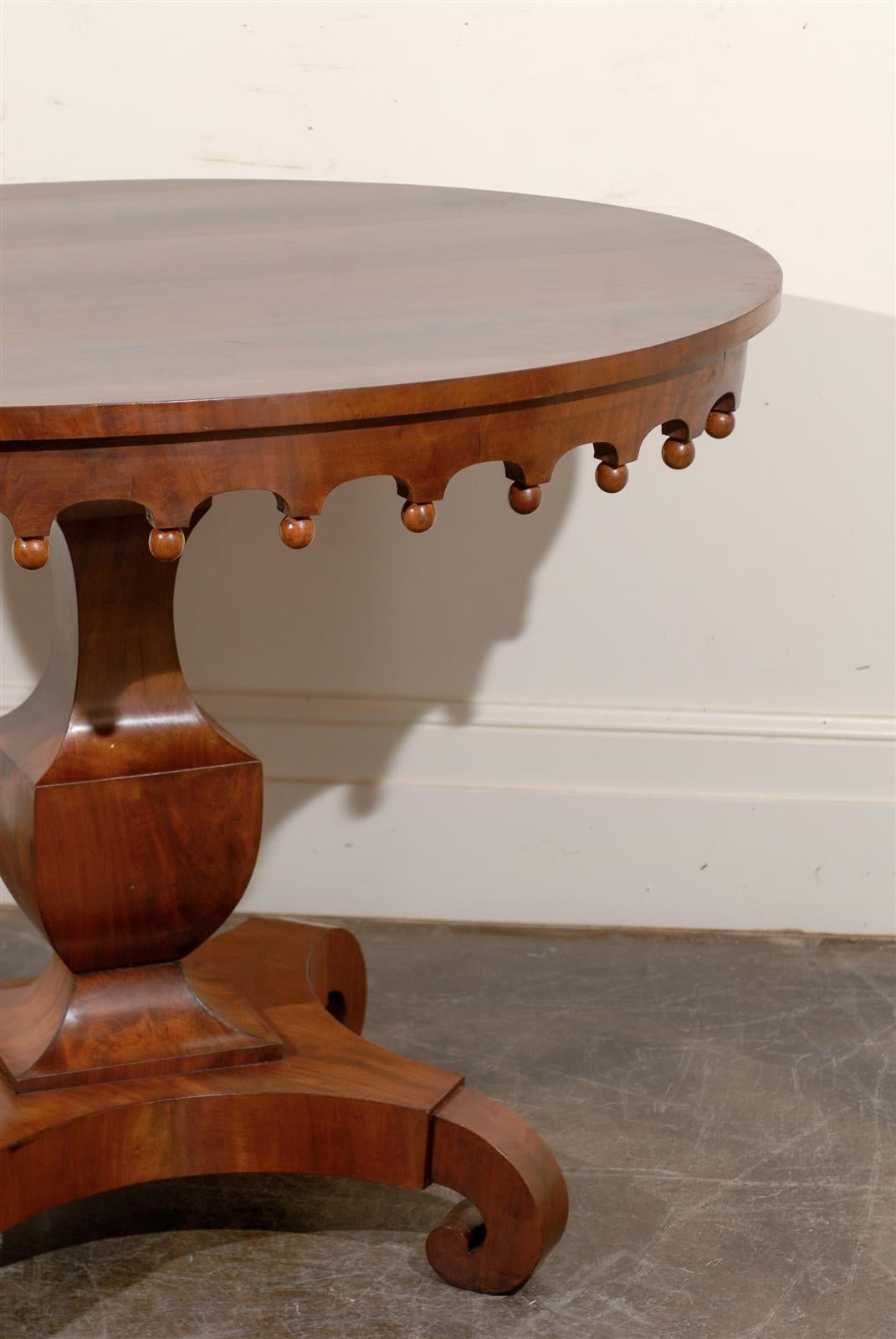Oval Pedestal Table In Excellent Condition In Atlanta, GA