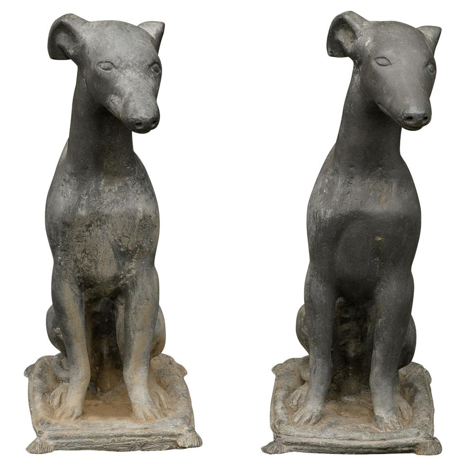 Paire de sculptures de chiens lévriers en plomb des années 1930, assis sur des coussins