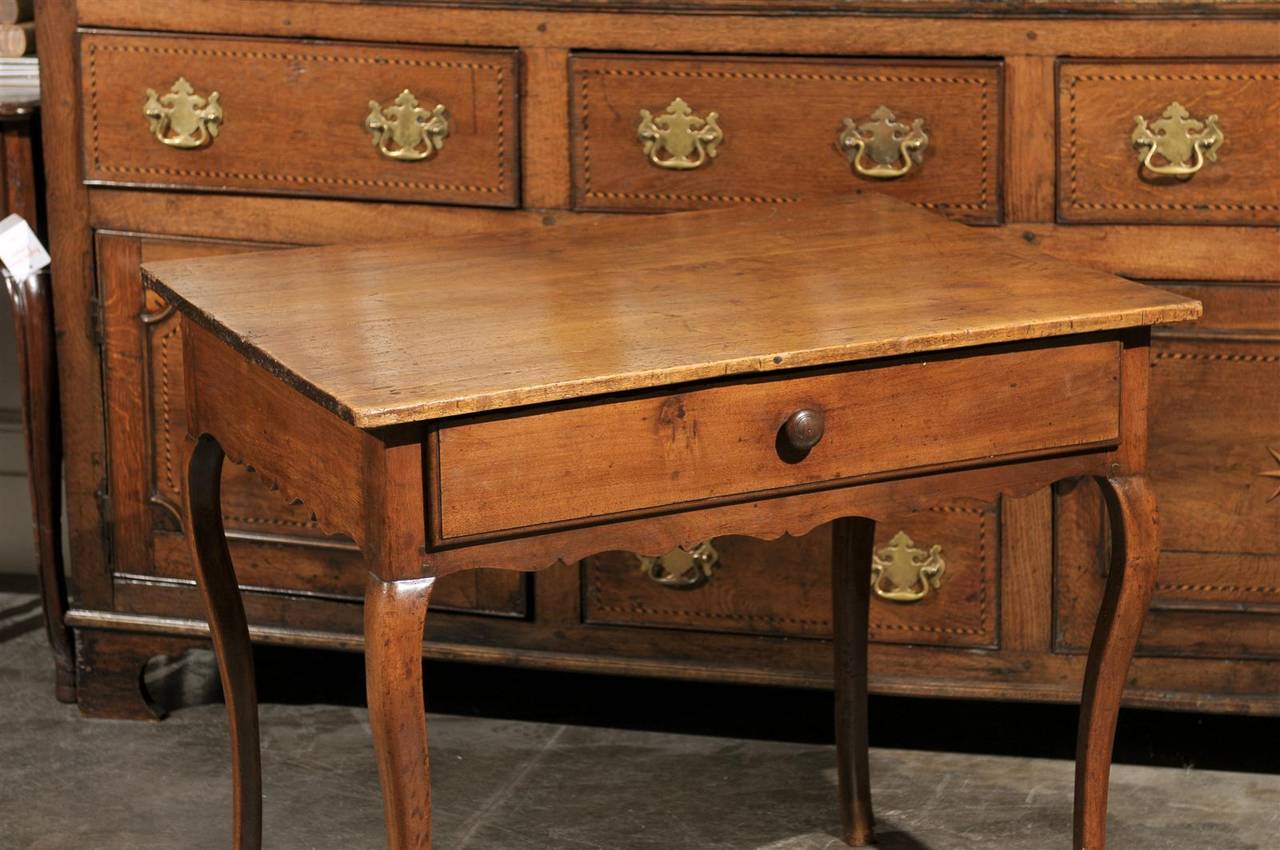 French 1820s Restauration Walnut Side Table with Single Drawer and Cabriole Legs In Good Condition In Atlanta, GA