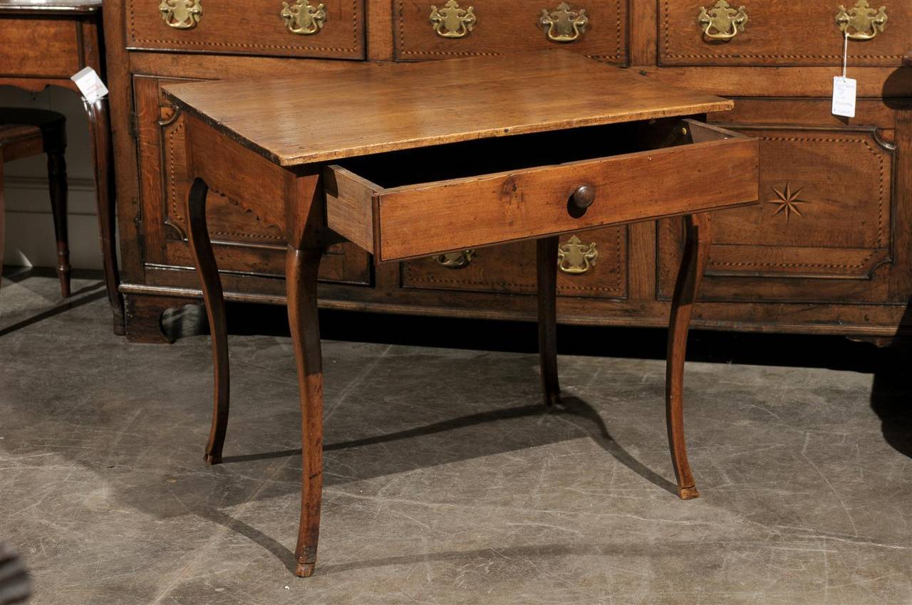 French 1820s Restauration Walnut Side Table with Single Drawer and Cabriole Legs 4