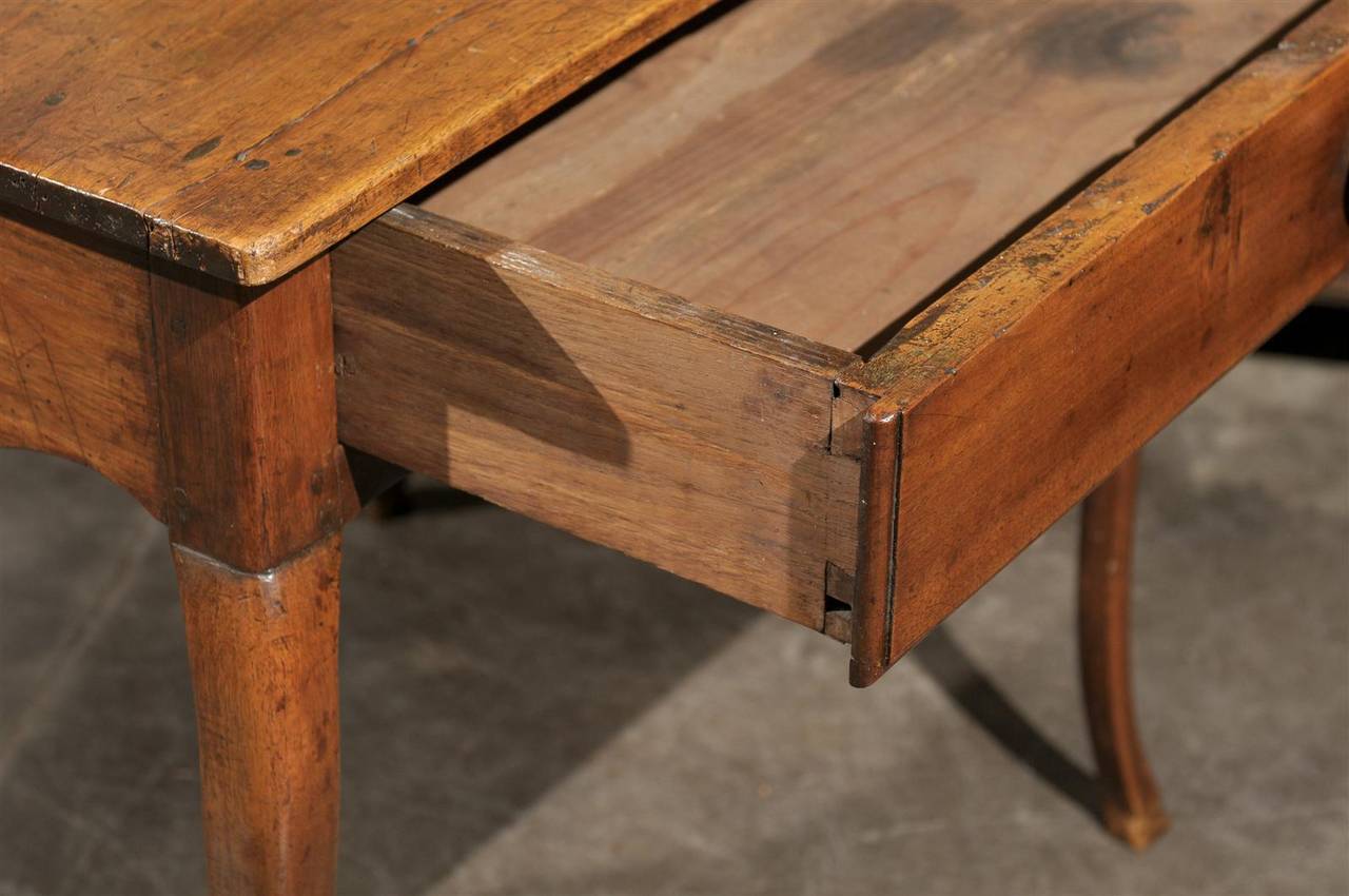 19th Century French 1820s Restauration Walnut Side Table with Single Drawer and Cabriole Legs