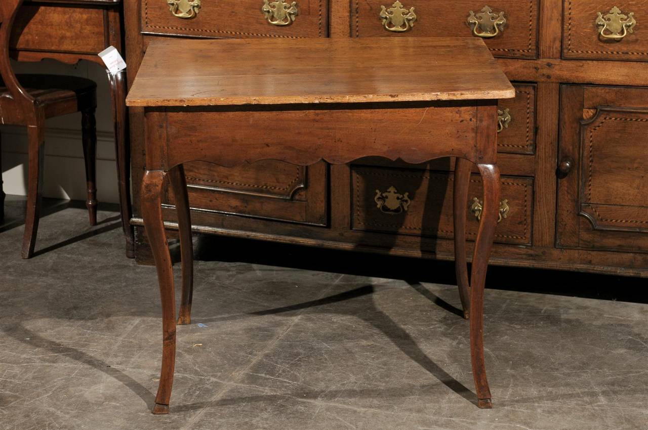 French 1820s Restauration Walnut Side Table with Single Drawer and Cabriole Legs 1