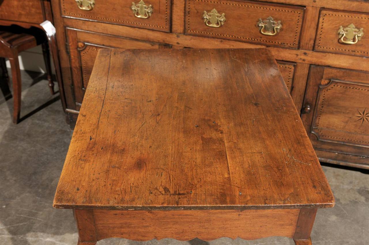 French 1820s Restauration Walnut Side Table with Single Drawer and Cabriole Legs 5