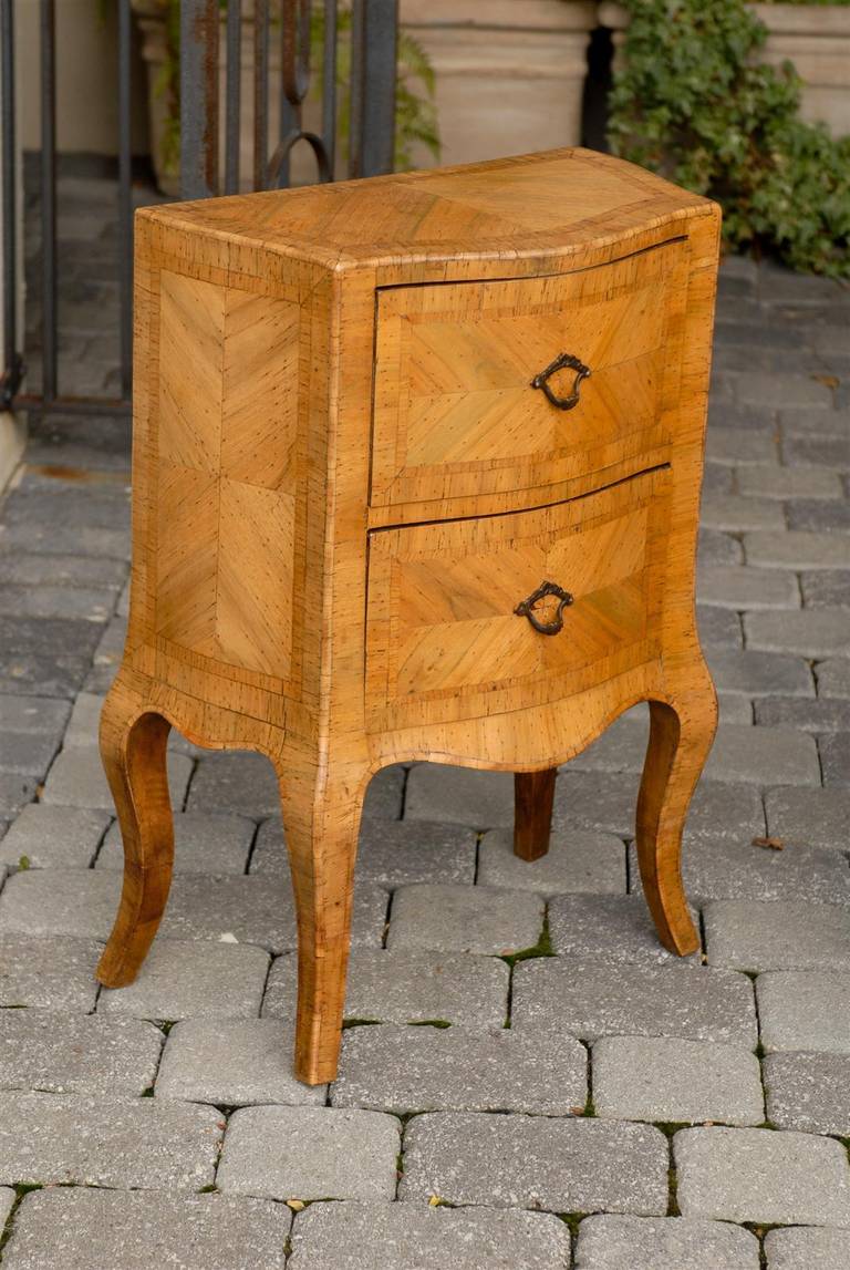 Pair of 19th Century Italian Bombé Two-Drawer Commodes with Marquetry Veneer 4