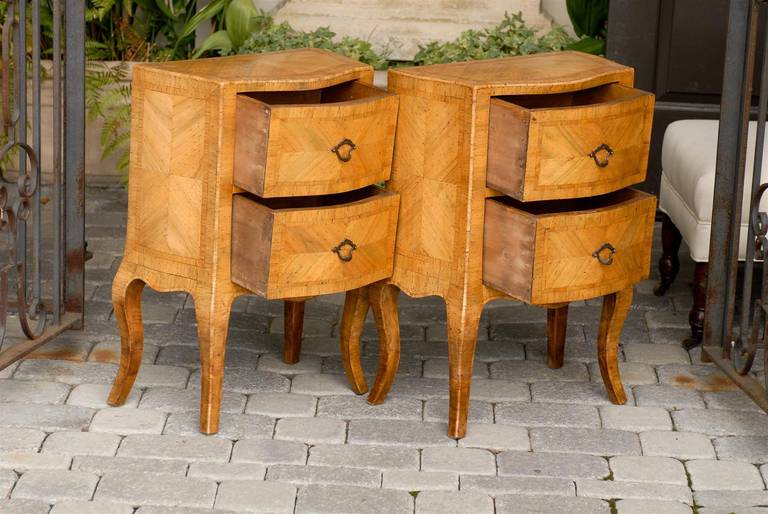 Pair of 19th Century Italian Bombé Two-Drawer Commodes with Marquetry Veneer 3