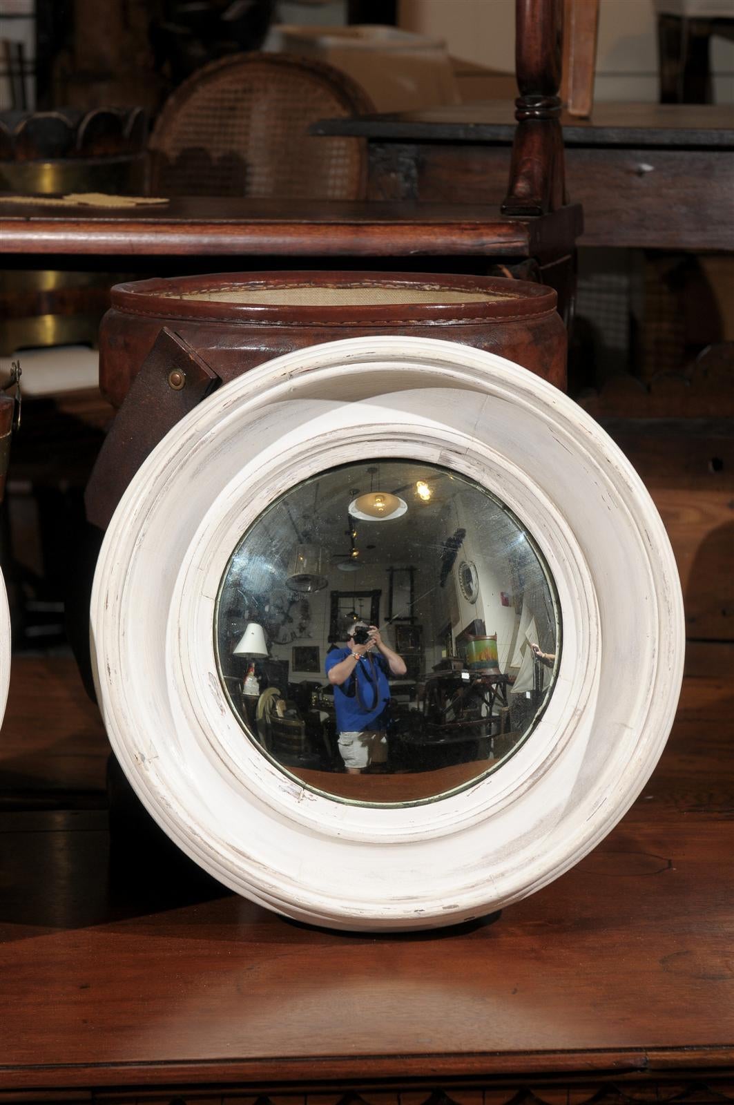 Pair of French Late 19th Century Light Colored Round Mirrors with Convex Glass In Good Condition In Atlanta, GA