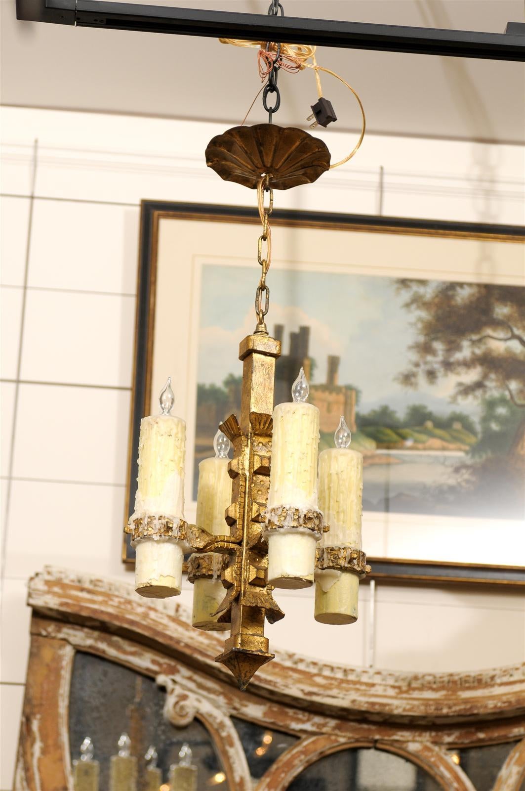 Vier-Licht-Leuchte aus vergoldetem Eisen im Vintage-Stil mit großen Wachs-Kerzen (Französisch) im Angebot