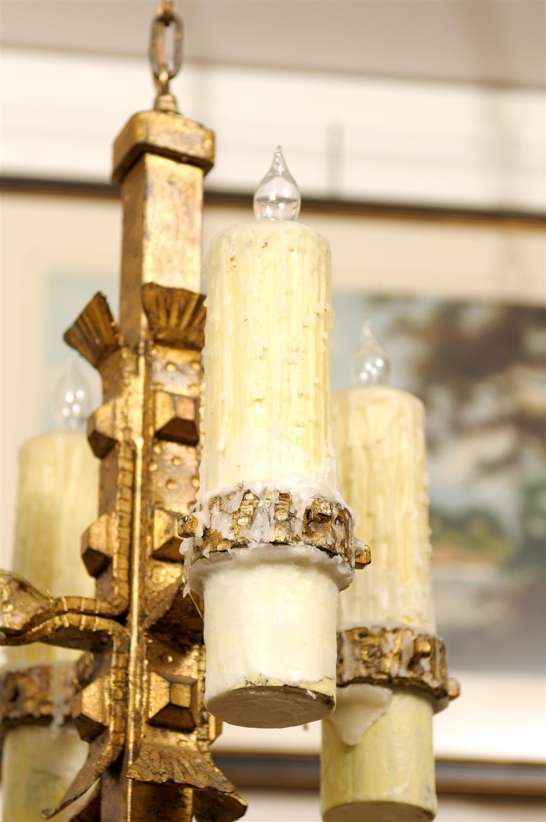 Vier-Licht-Leuchte aus vergoldetem Eisen im Vintage-Stil mit großen Wachs-Kerzen (Vergoldet) im Angebot