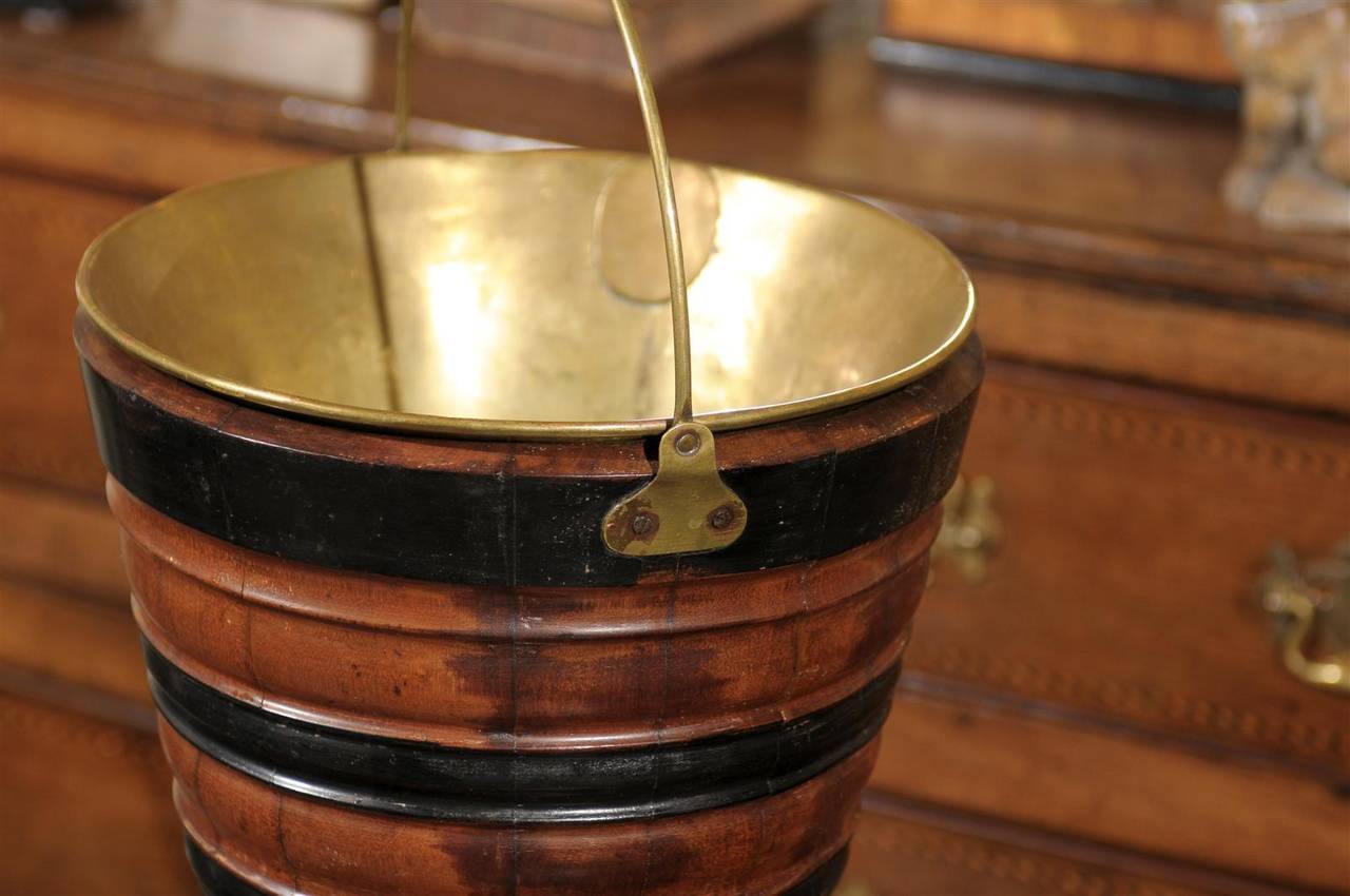 English 19th Century Wooden Peat Bucket with Brass Lining and Loop Handle In Good Condition For Sale In Atlanta, GA