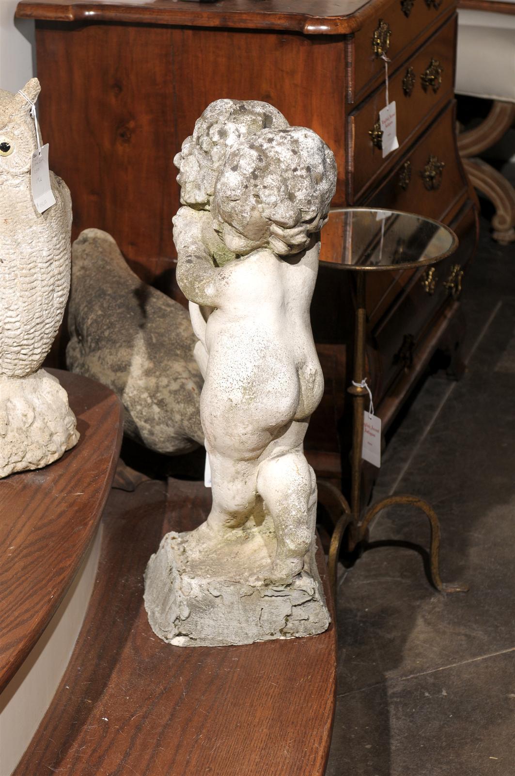Geschnitzte Puttenskulptur aus Stein mit Trauben aus der Mitte des 20. Jahrhunderts im Angebot 1