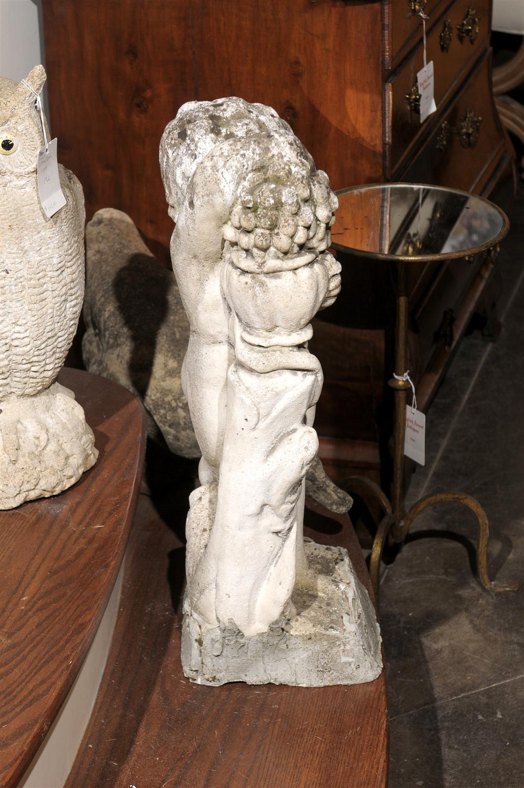 Francese Scultura di putti in pietra intagliata francese con uva della metà del XX secolo in vendita