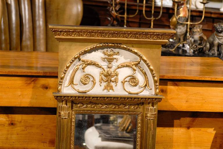 Peint Miroir Trumeau étroit en bois doré de style Louis XVI du début du XIXe siècle en vente