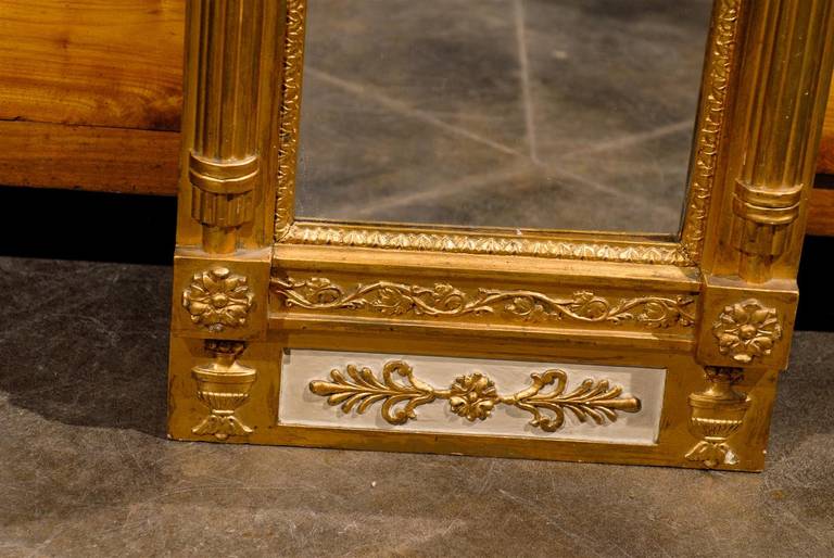 Miroir Trumeau étroit en bois doré de style Louis XVI du début du XIXe siècle en vente 4