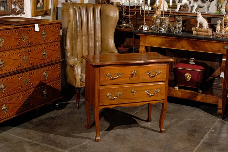 French Petite 1810s Two-Drawer Commode with Serpentine Top and Curved Legs In Good Condition In Atlanta, GA