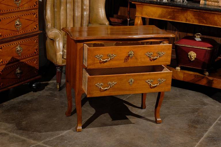 Wood French Petite 1810s Two-Drawer Commode with Serpentine Top and Curved Legs